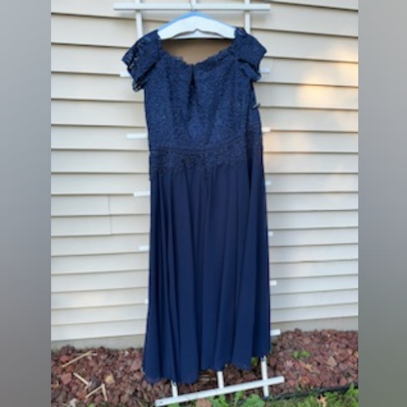 MGNY By Mori Lee 72823 - Embroidered Bodice Evening Gown in Navy, Size 18 - Picture 5 of 6